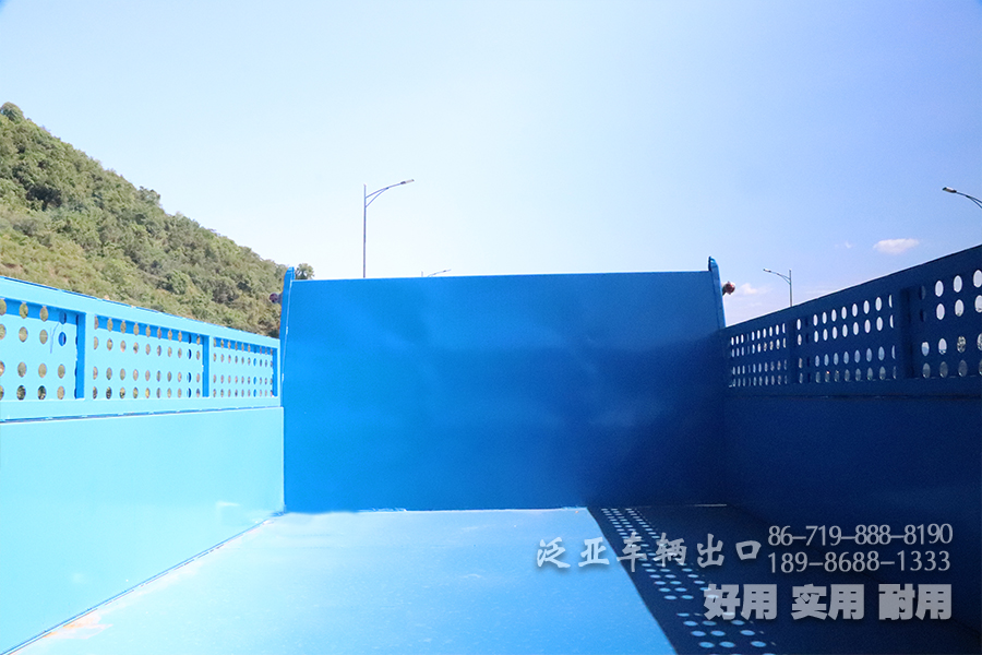 東風(fēng)六驅(qū),EQ2100,東風(fēng)越野載貨車,東風(fēng)越野卡車,越野卡車出口,6x6自卸車,長(zhǎng)頭自卸卡車,六驅(qū)自卸車,單排自卸車,單排卡車,越野卡車出口,東風(fēng)自卸車,東風(fēng)越野車