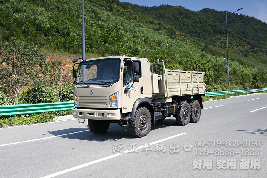 東風(fēng)平頭EQ2082六驅(qū)越野輕卡、190馬力平頭6X6柴油越野汽車