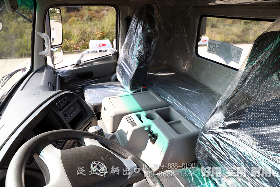 三橋卡車,重型卡車底盤,340馬力底盤,長(zhǎng)途貨車底盤,駕乘感舒適,25噸專用車底盤,12.5-20人字花紋胎