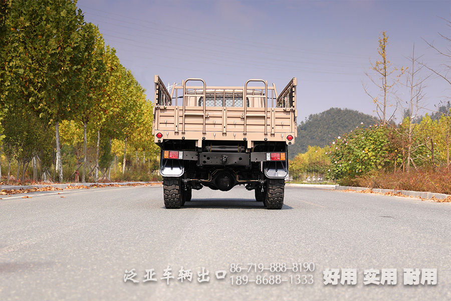 東風(fēng)25Y,軍綠色越野卡車,運(yùn)兵車,EQ2082,帶絞盤的越野車,尖頭貨車