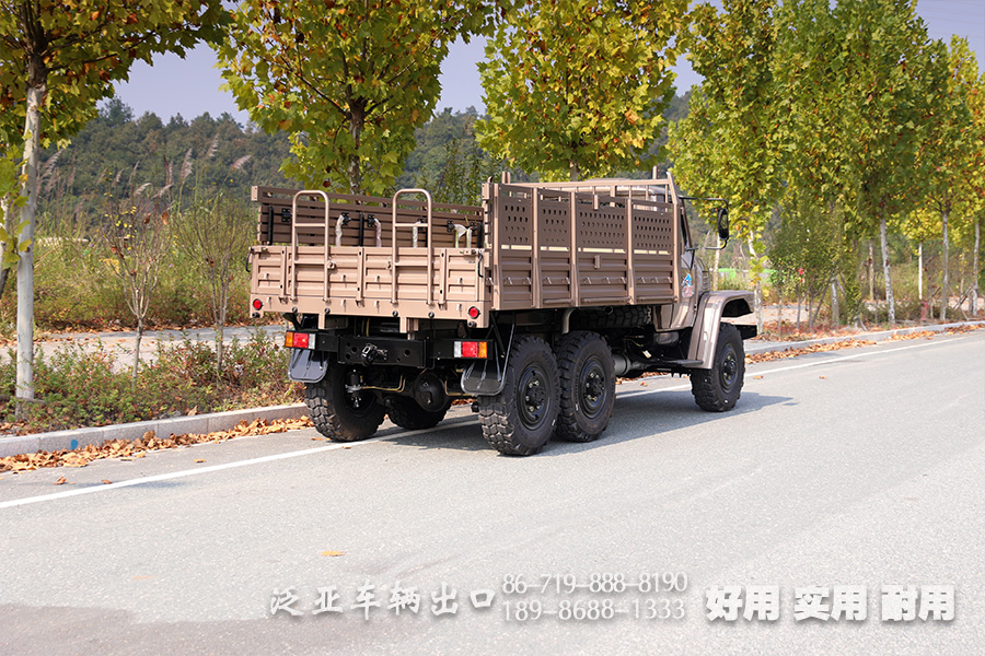 東風(fēng)25Y,軍綠色越野卡車,運(yùn)兵車,EQ2082,帶絞盤的越野車,尖頭貨車