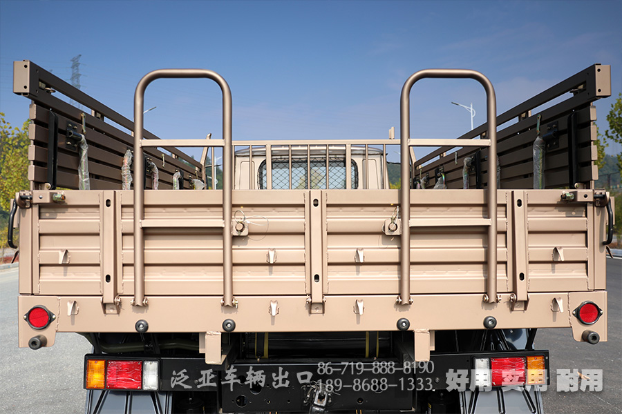 東風(fēng)25Y,軍綠色越野卡車,運(yùn)兵車,EQ2082,帶絞盤的越野車,尖頭貨車