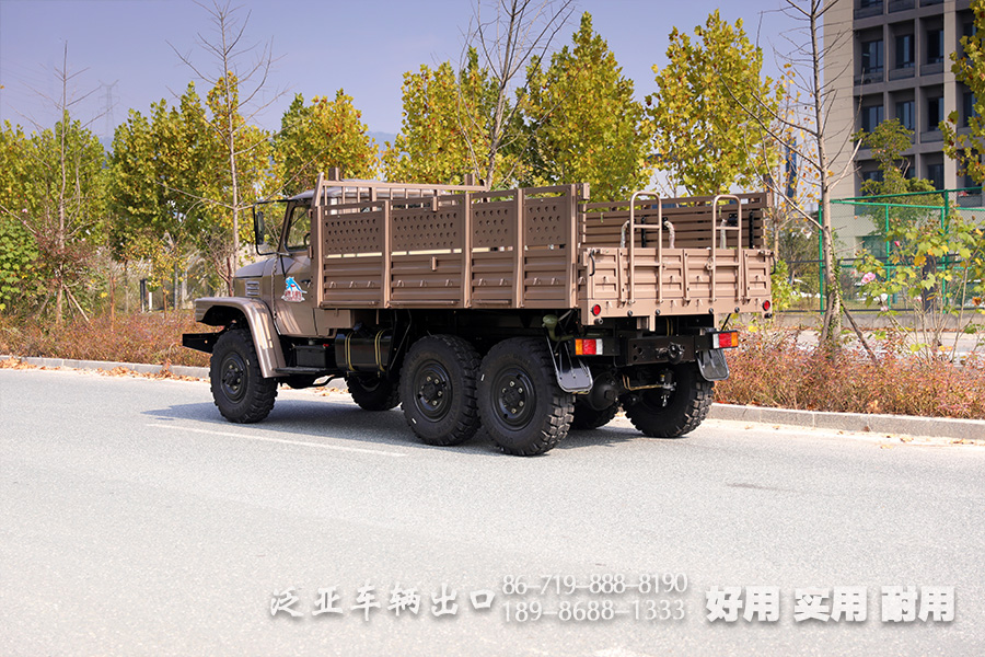 東風(fēng)25Y,軍綠色越野卡車,運(yùn)兵車,EQ2082,帶絞盤的越野車,尖頭貨車
