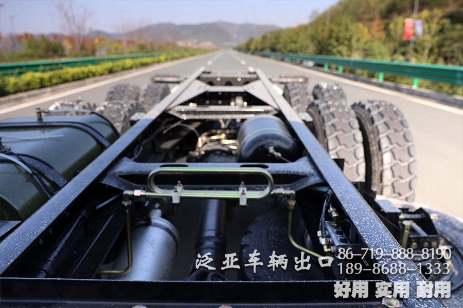東風(fēng)六驅(qū)、大馬力底盤、越野運輸車底盤、210馬力底盤、出口專用底盤