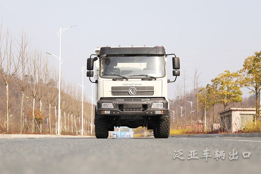 <strong>東風(fēng)四驅(qū)4x4白色平頭自卸車大馬力越野自卸運(yùn)輸車</strong>