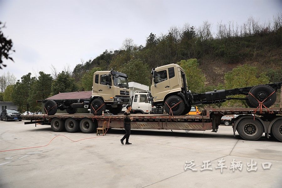 <strong> 東風(fēng)四驅(qū)4x4全驅(qū)平頭大馬力越野運(yùn)輸車交付</strong>