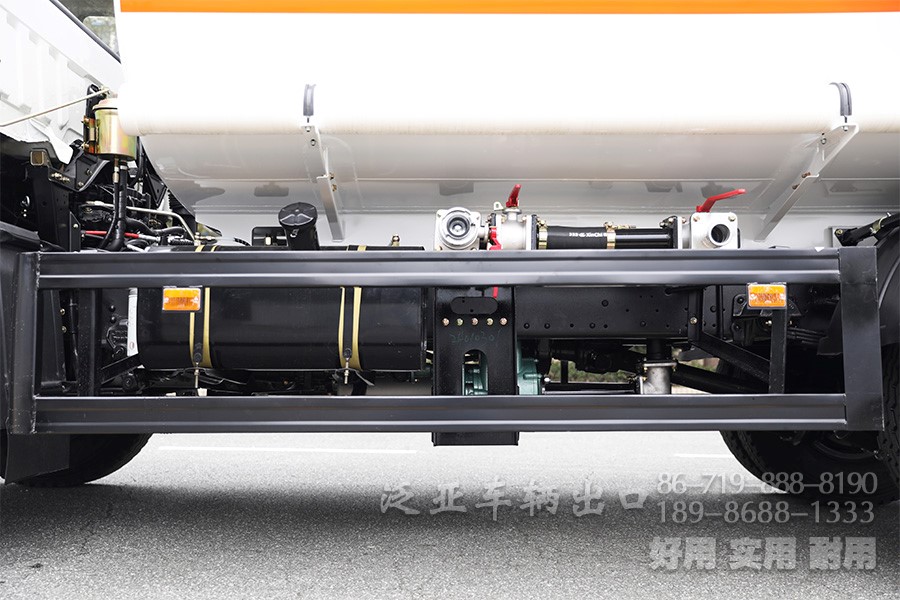 消防運水車，10方噴灑車，東風消防車，4*2水罐車，國三噴灑車，環(huán)衛(wèi)綠化車，綠化噴灑車