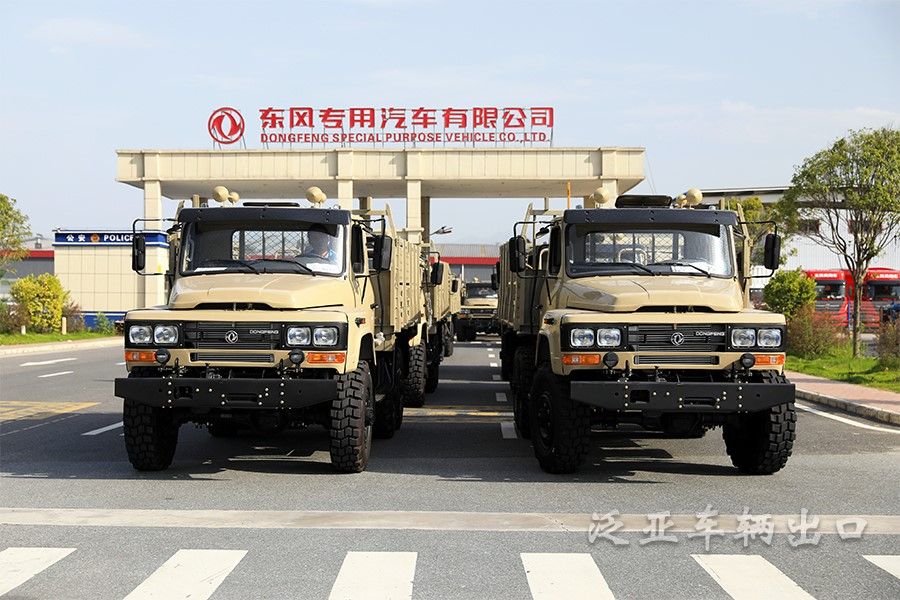 <strong>東風(fēng)系列卡車四驅(qū)六驅(qū)批量發(fā)車場(chǎng)景展示</strong>