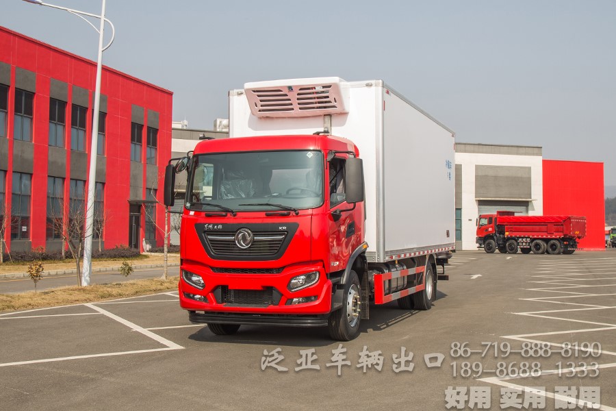 東風(fēng)手動八檔平頭排半廂式冷藏運(yùn)輸車