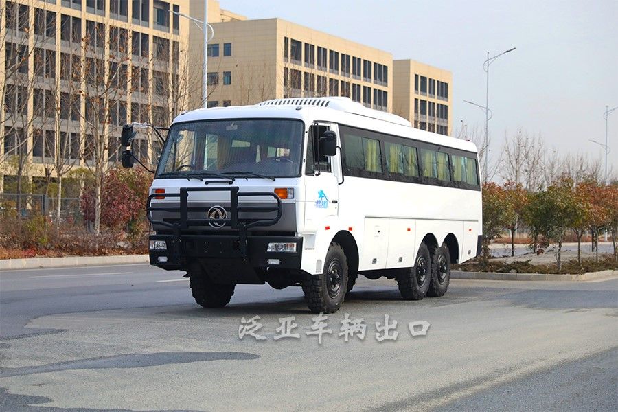 <strong>東風(fēng)六驅(qū)6x6全驅(qū)白色大馬力越野客車</strong>
